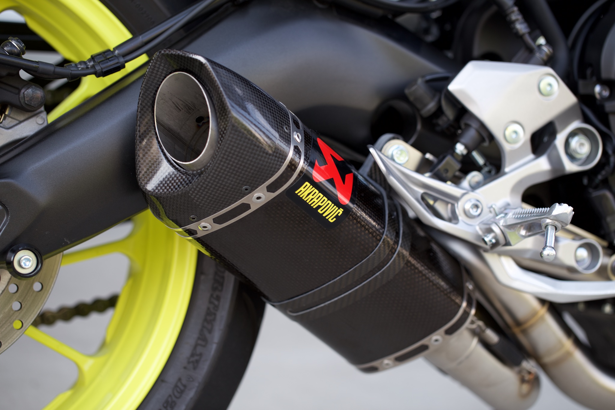 Mt 09 マフラーを Akrapovic Racing Line Carbon に交換しちゃったぞ Kamarin Net Mt 09 マフラーを Akrapovic Racing Line Carbon に交換しちゃったぞ Kamarin Net