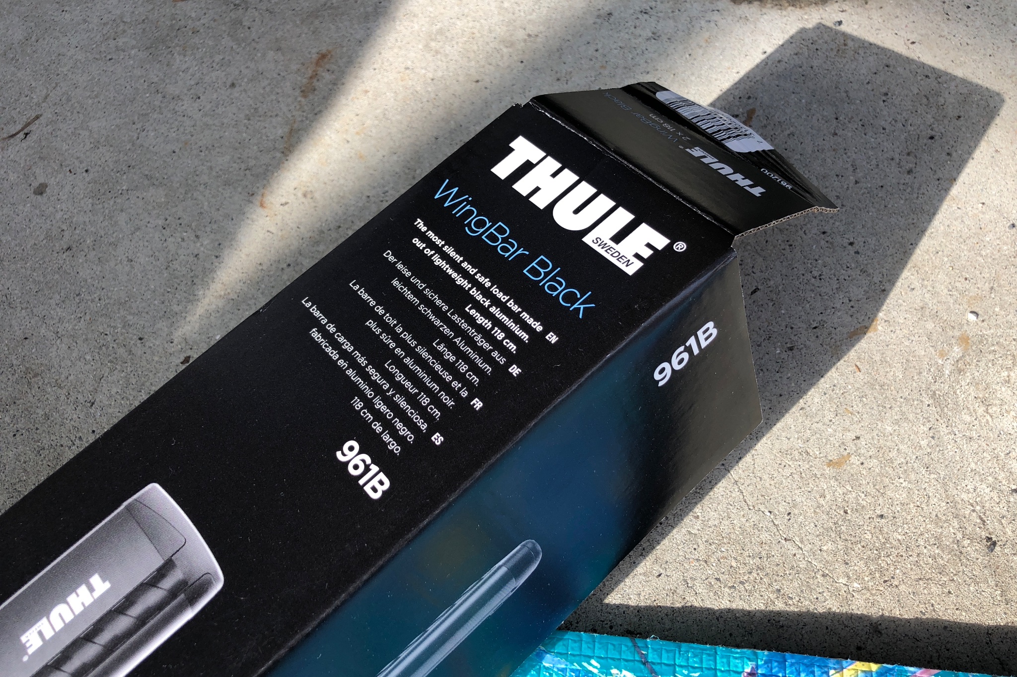 パサートヴァリアントにTHULEウィングバー真っ黒ケ装着して棺桶を載せ