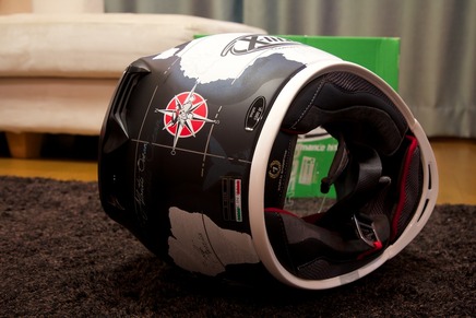 フチのホワイトがワンポイント的ですねん