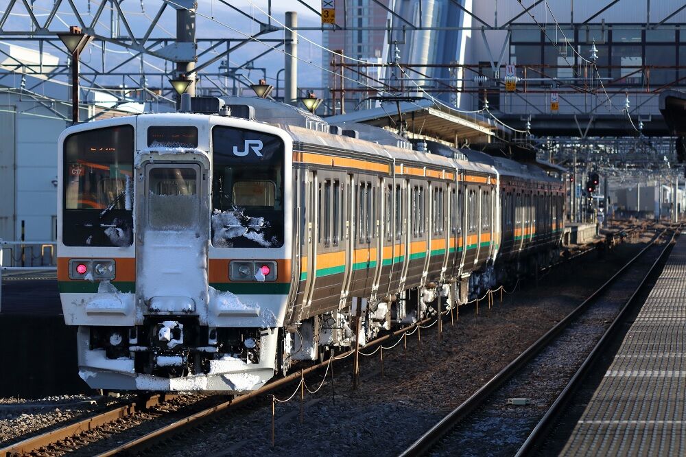 1/1 両毛線 着雪211系 (2022年撮り初め) : かめの出札窓口S