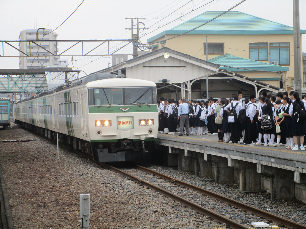 両毛線 修学旅行臨-185系ストライプ- ＠足利 : かめの出札窓口S