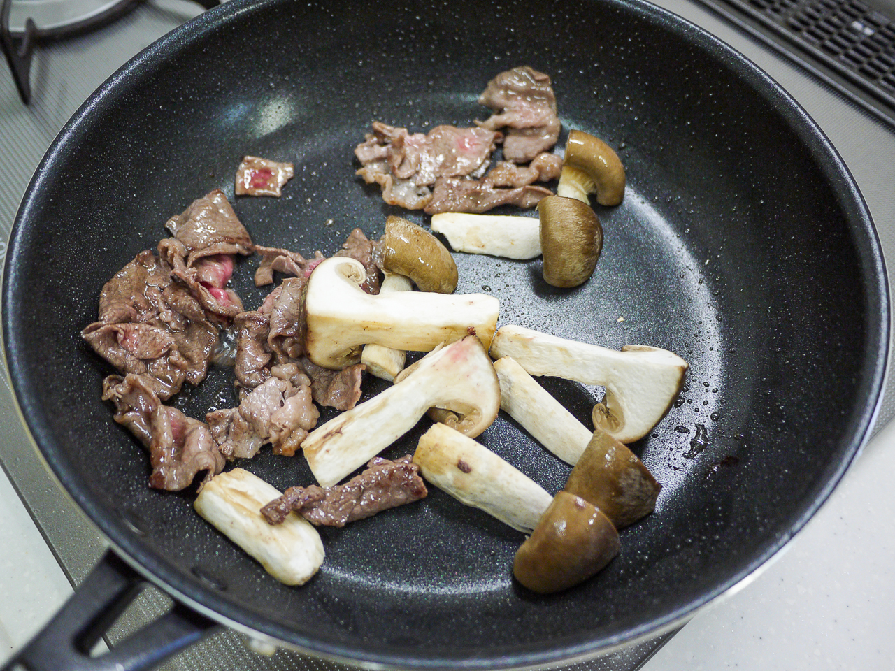 写真がガヤガヤしてますが すき焼きの残り具材で醤油焼うどん もはやプリンの域を超えている 北海道プリン Sake To Ryouri Powered By ライブドアブログ