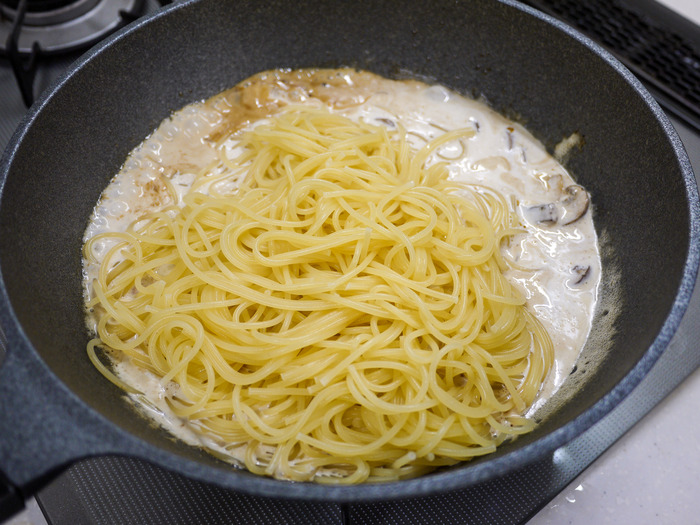 パンチェッタとマッシュルームのクリームパスタ７