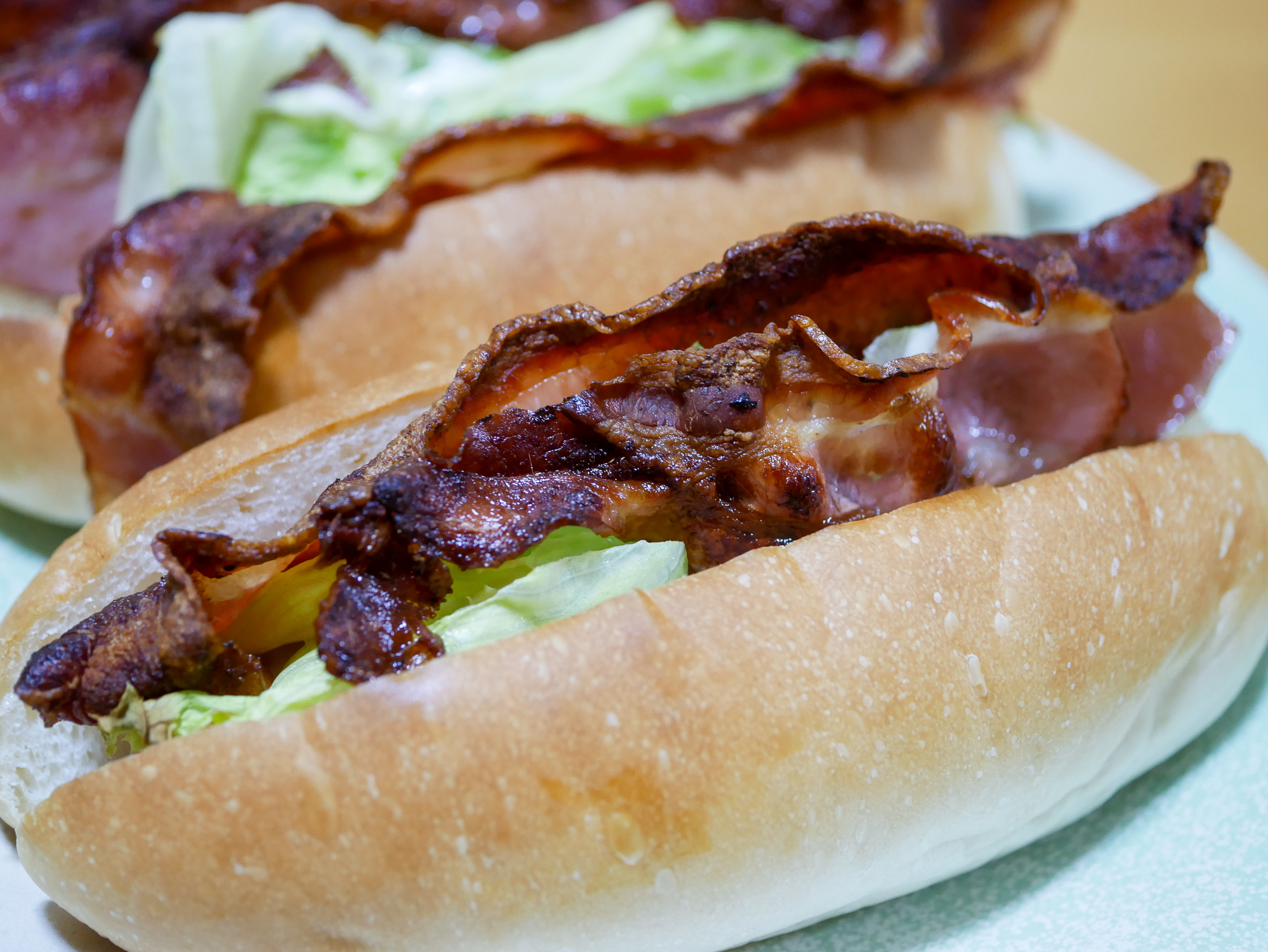 肉屋さんで買ったベーコンで「カリカリベーコンレタスドッグ