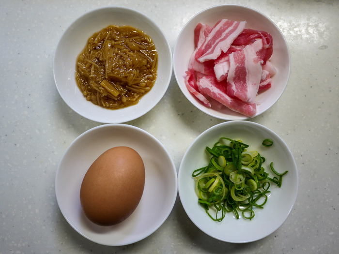 フライパンのまま豪快に食べる「キムチとなめ茸のビビンバ風」7-2-2