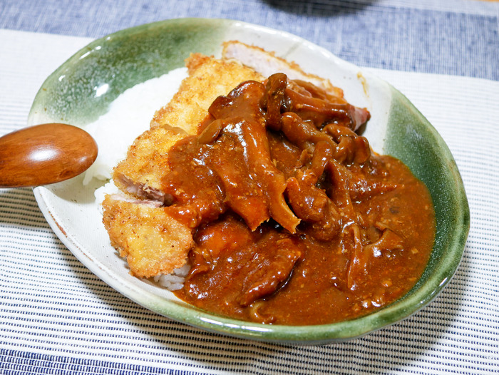 煮込みハンバーグの残りで「デミグラカツ丼」1