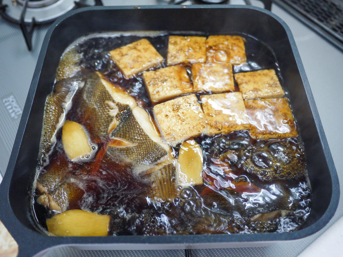 カレイと焼き豆腐の煮付け8
