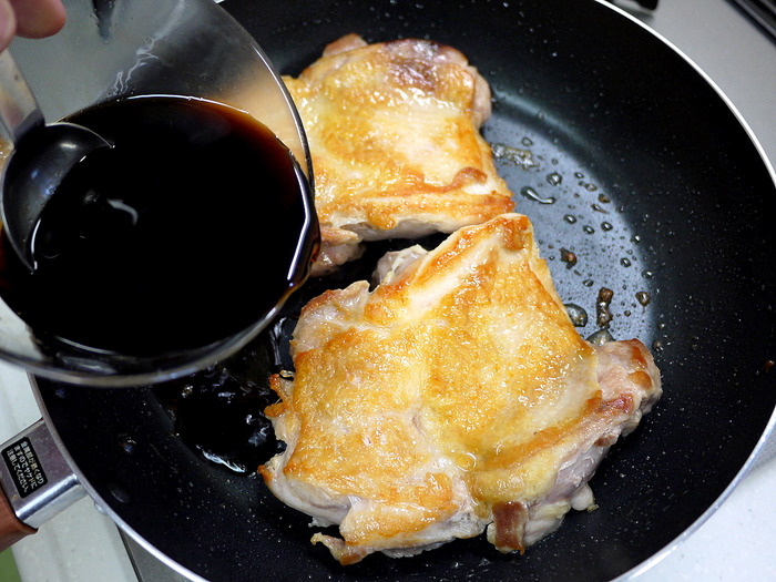 皮面はカリッと焼いて「鶏の照り焼き」9のコピー