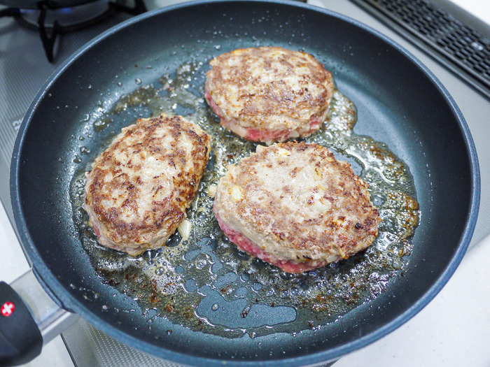 熱々を食べよう和風煮込みハンバーグ８