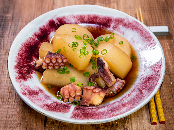 追い醤油がポイント「大根とタコの旨煮」1