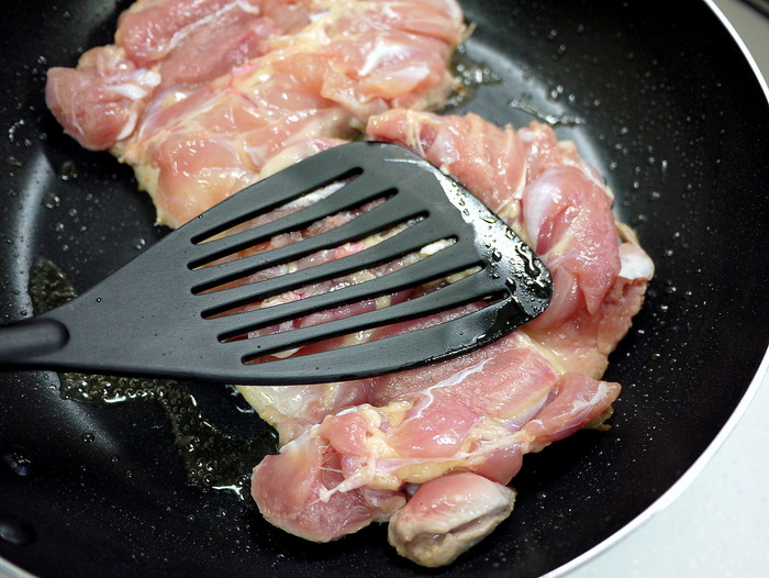 皮面はカリッと焼いて「鶏の照り焼き」7のコピー