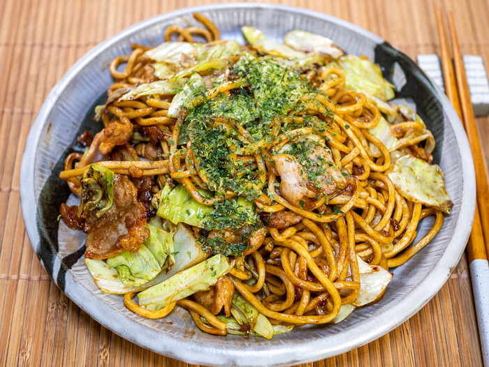 しっかり計量してフライパンで「美味しい焼きそば」&「姫路駅名物まねきのえきそば」 : SAKE TO RYOURI Powered by