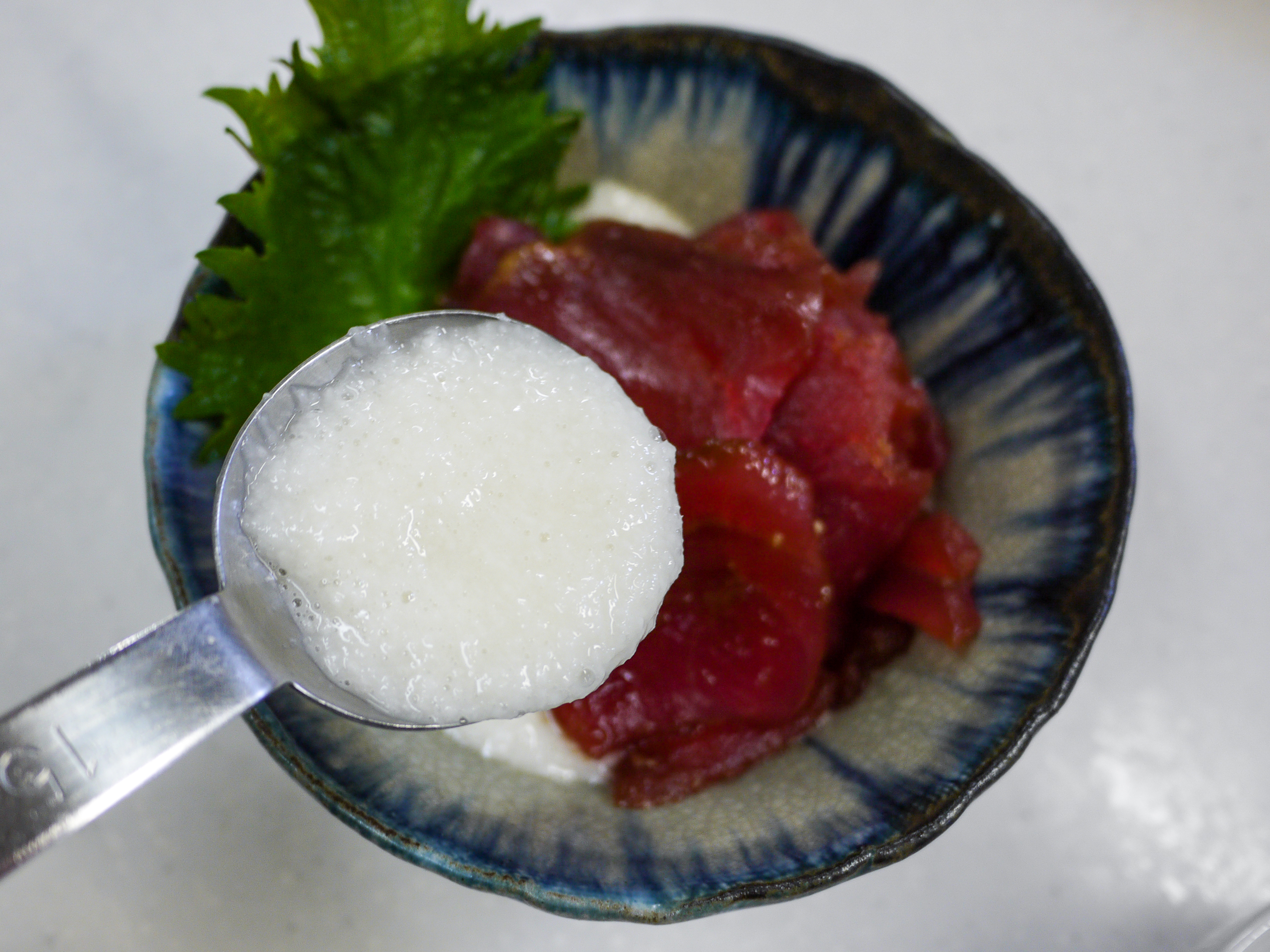漬け込んで身を締めて食べる「マグロの漬け山かけ」&「鰻の白焼きは