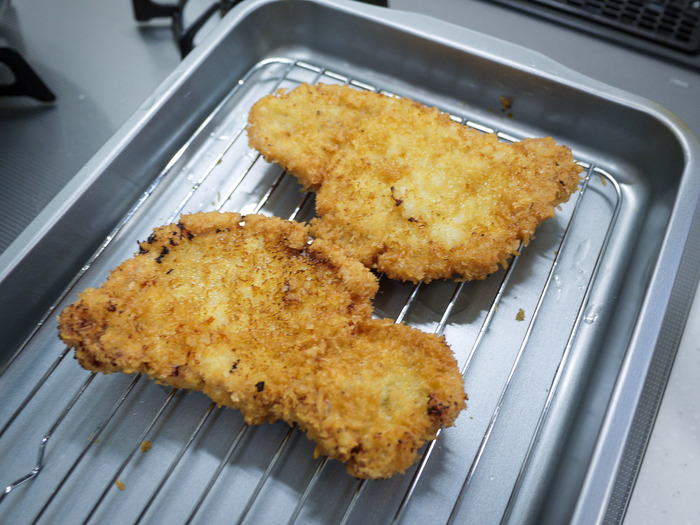 煮込みハンバーグの残りで「デミグラカツ丼」5