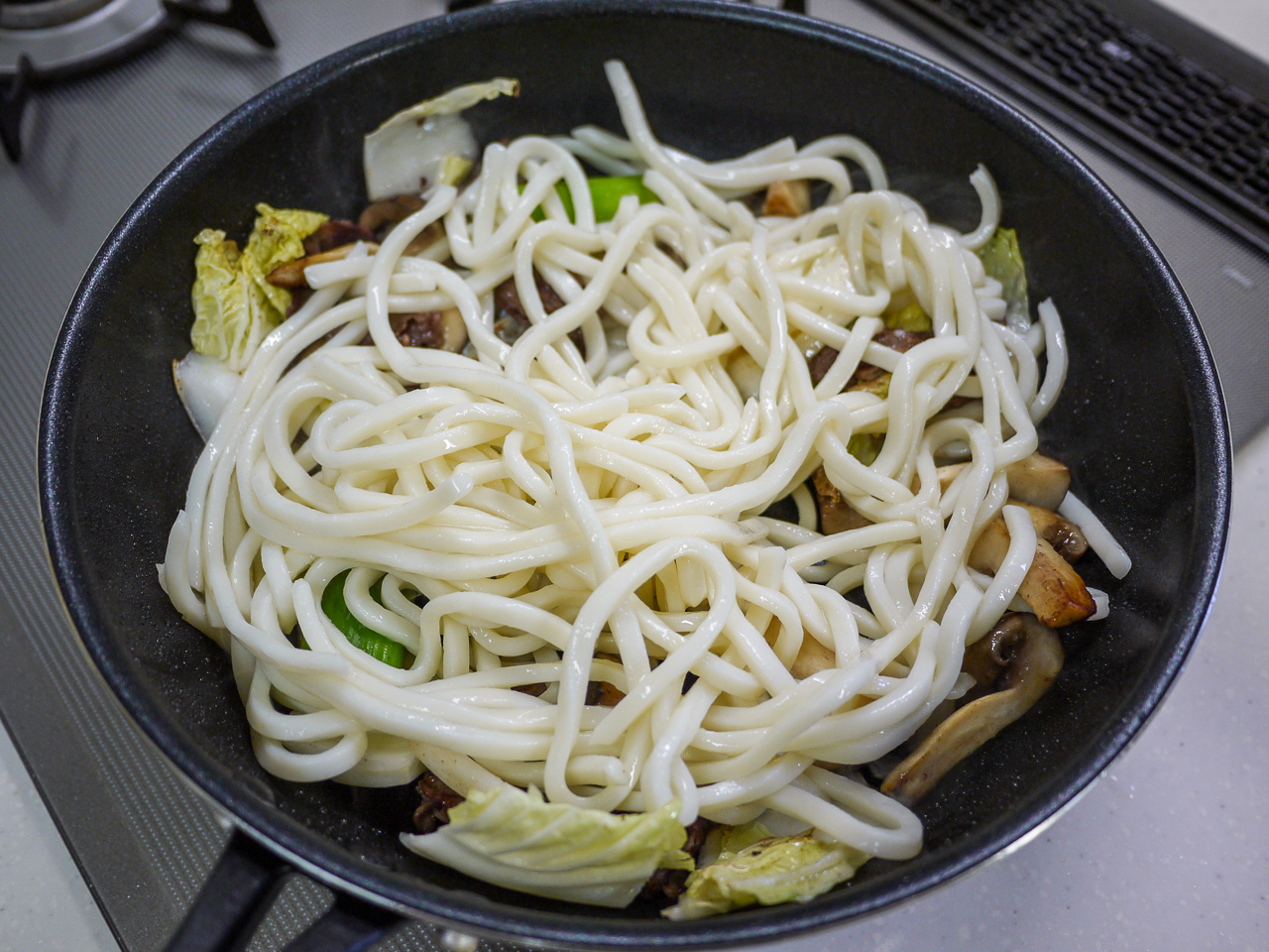 写真がガヤガヤしてますが すき焼きの残り具材で醤油焼うどん もはやプリンの域を超えている 北海道プリン Sake To Ryouri Powered By ライブドアブログ