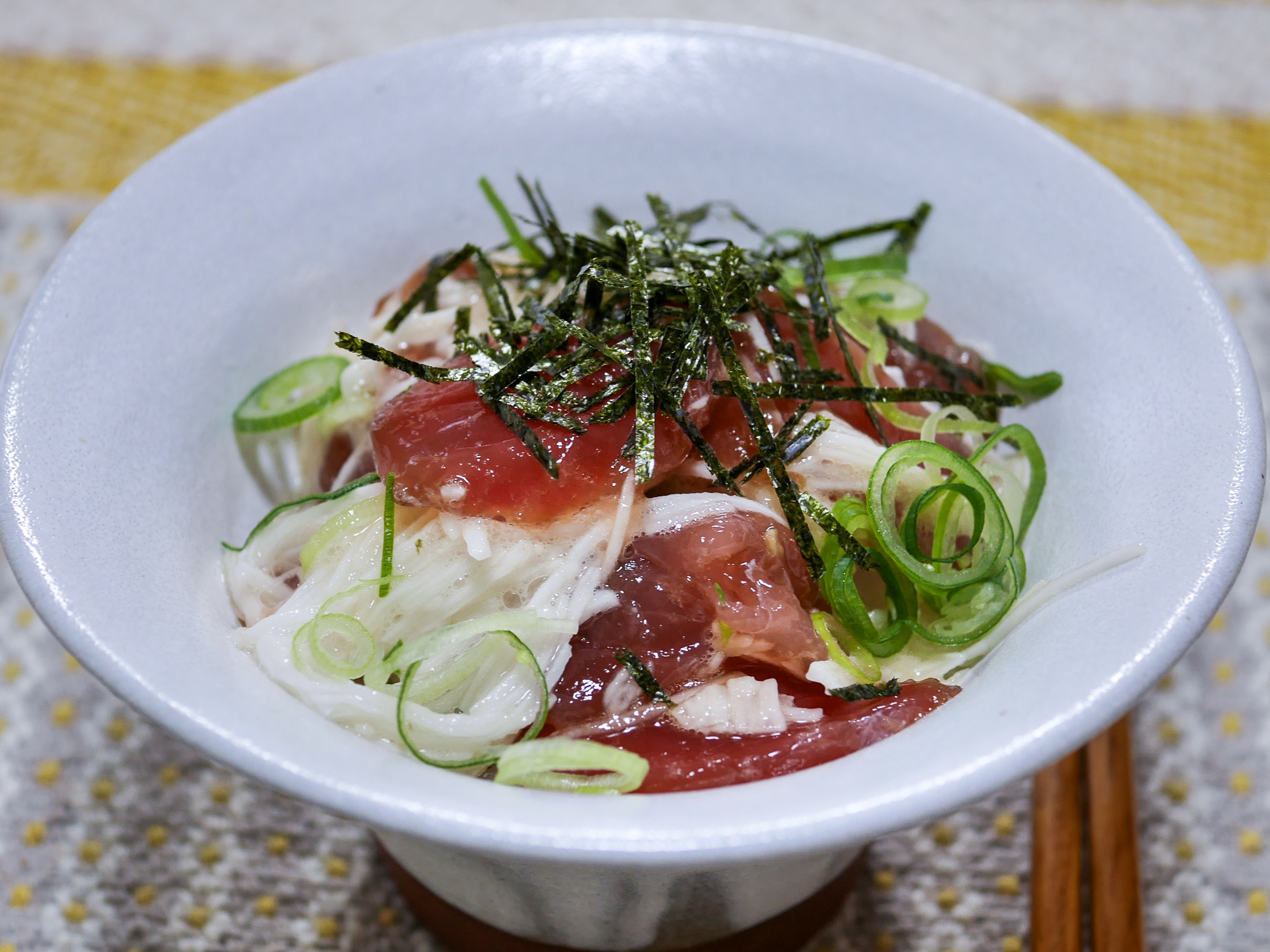 風味と食感を楽しむ「細切り長芋とマグロの漬け山かけ」 : SAKE TO