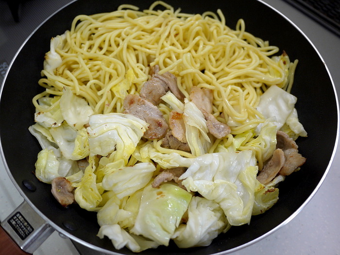 カープとオタフクで作る絶品焼きそば8のコピー