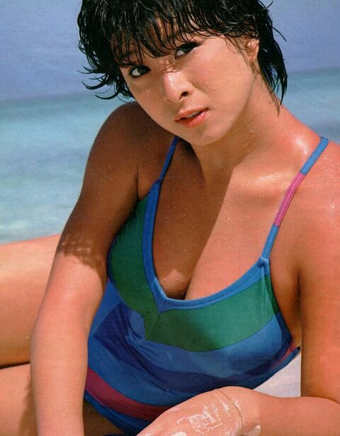 透け水着の河合奈保子 水着 ランジェリーの熟女に目が釘付け
