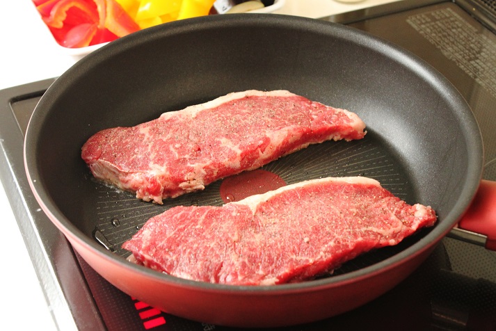 赤身ステーキと焼き野菜のごちそうサラダ 簡単 焼き肉のたれドレッシング かめ代のおうちでごはん Powered By ライブドアブログ