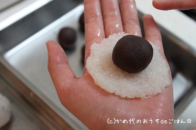 包む