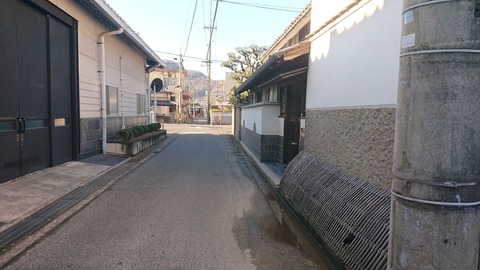 駐車場右手
