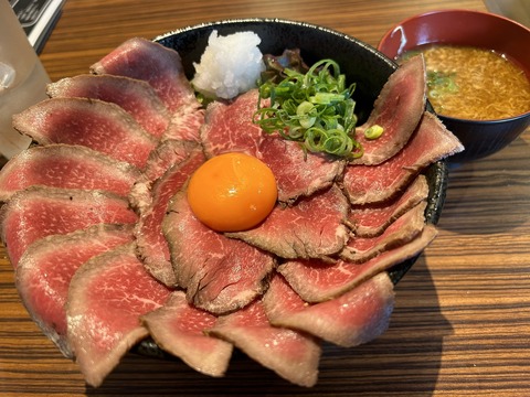 ローストビーフ丼「…はは、見た目は美味そうでも実際食べると微妙かぁ」