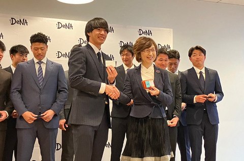 DeNA・度会隆輝ら新人が毎年恒例の本社訪問　南場智子オーナーとの名刺交換・講義を受ける！