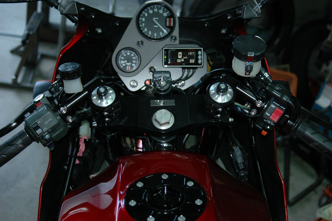 gpz900r zzr1100メーター　gpz900rポン付け仕様 Yahoo!オークション - GPZ900r用ZZR1100 D型メーター オリジナル