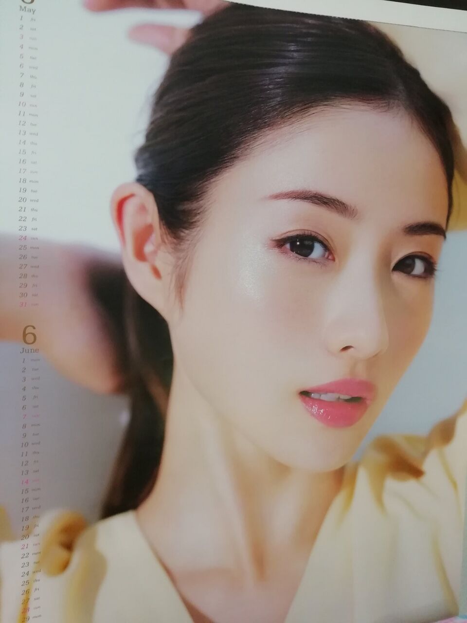 今月の石原さとみちゃんカレンダーです はい こちら加茂ちゃんで す