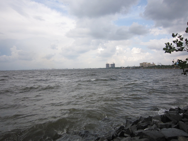 ジャカルタの海は 汚い色やねん 生ごみをみんな ここに捨てに来るから Kamo Nasu日記