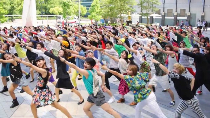 フラッシュモブやってるとこを真っ直ぐ突っ切るの楽しすぎワロタ 非常識 なんj