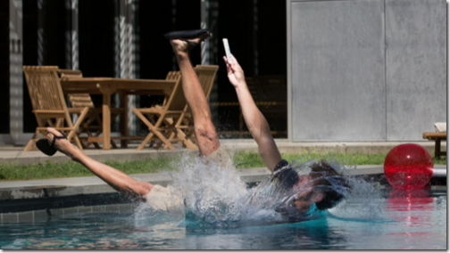 news iPhone 7 水にダイブ