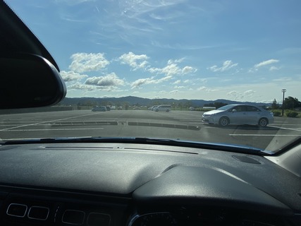 フロントガラスに日光が反射して前が見えにくいのでダッシュボードマットを買った そうそう といえば フロントガラスに日光が反射して前が見えにくいのでダッシュボードマットを買った そうそう といえば