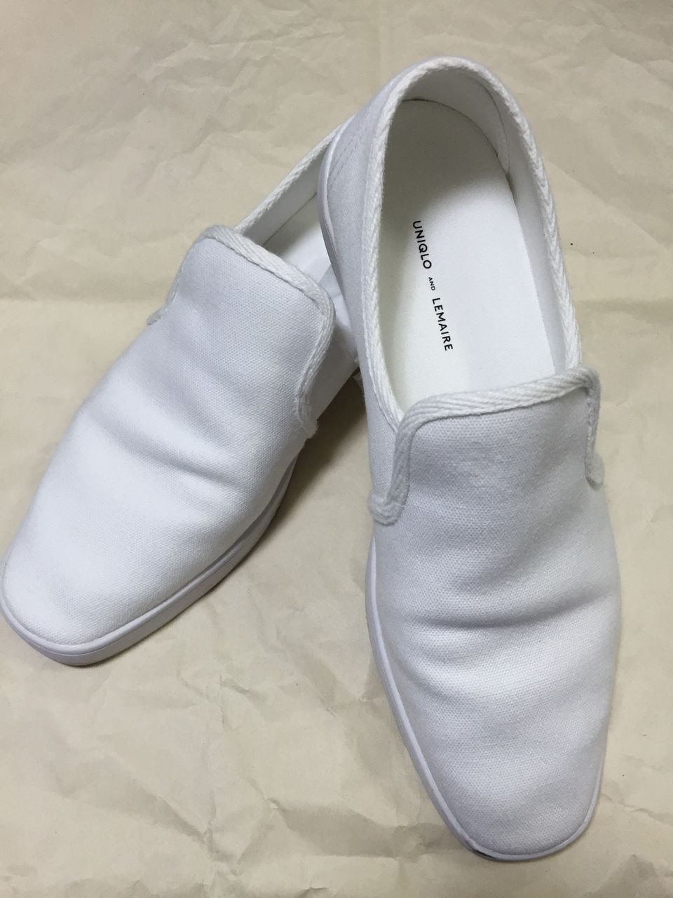 白いキャンバスシューズと靴クリーナー そうそう といえば
