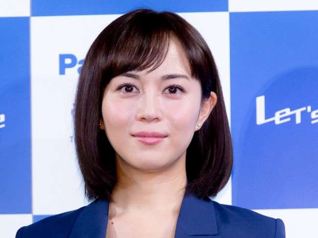 比嘉愛未 シースルーワンピで美脚披露 めっちゃキレイ と反響 芸能界の闇