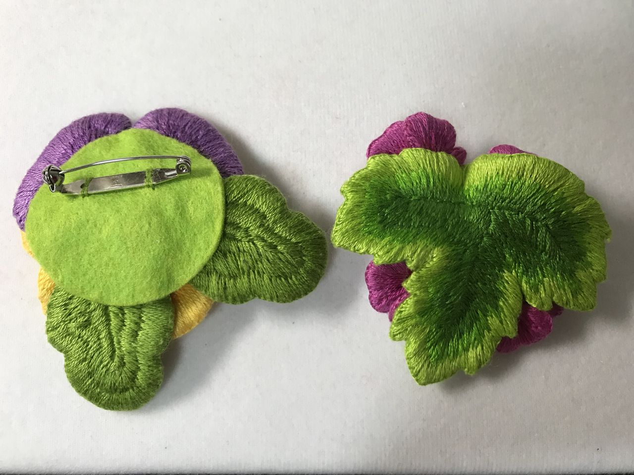 フェルト刺繍のブローチ、完成！裏面に少しアレンジを加えてみました