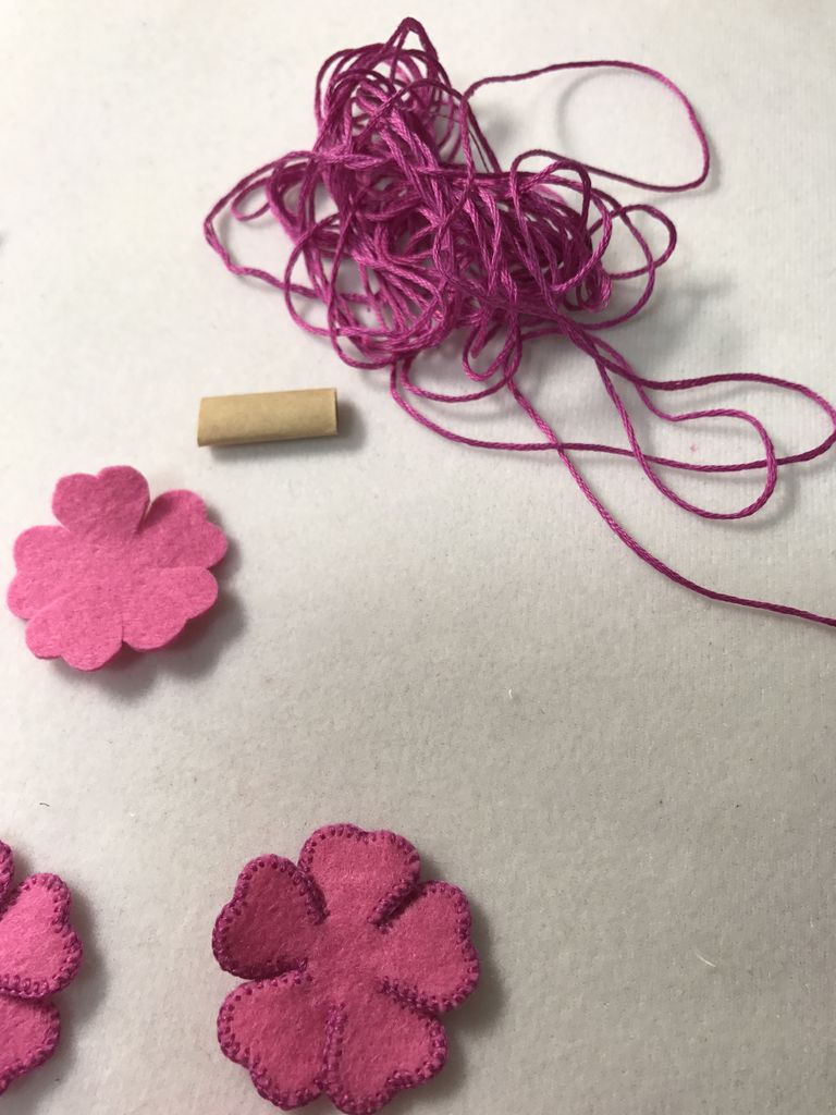 Pienisieniさんのフェルト刺繍 お花に着手 フェルトママ