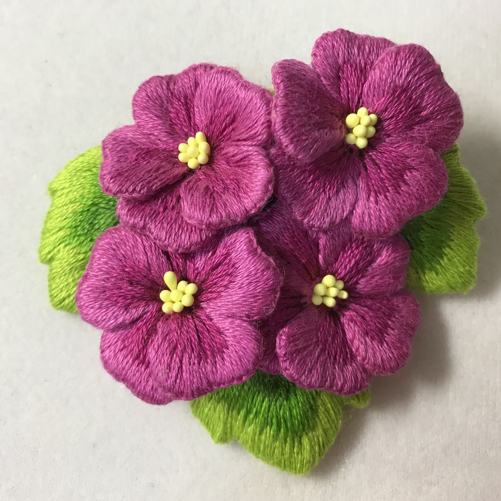 フェルト刺繍のブローチ 完成 裏面に少しアレンジを加えてみました フェルトママ