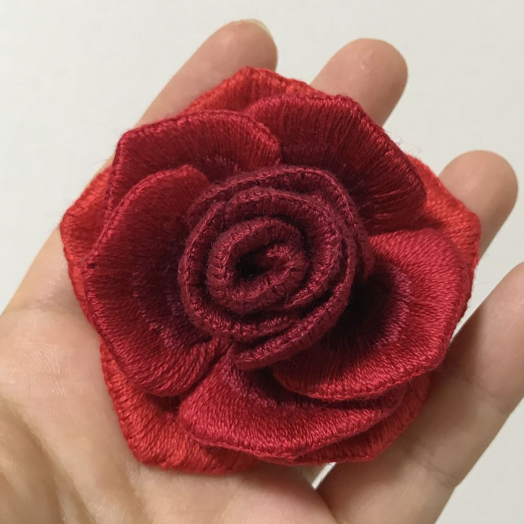 完成 フェルト刺繍の 紅い薔薇 フェルトママ