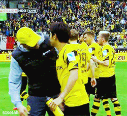 Gif フランクフルト戦試合後の香川とクロップ監督が微笑ましいw ガゼッタ蹴球 Gif フランクフルト戦試合後の香川とクロップ監督が微笑ましいw ガゼッタ蹴球