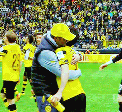 Gif フランクフルト戦試合後の香川とクロップ監督が微笑ましいw ガゼッタ蹴球 Gif フランクフルト戦試合後の香川とクロップ監督が微笑ましいw ガゼッタ蹴球