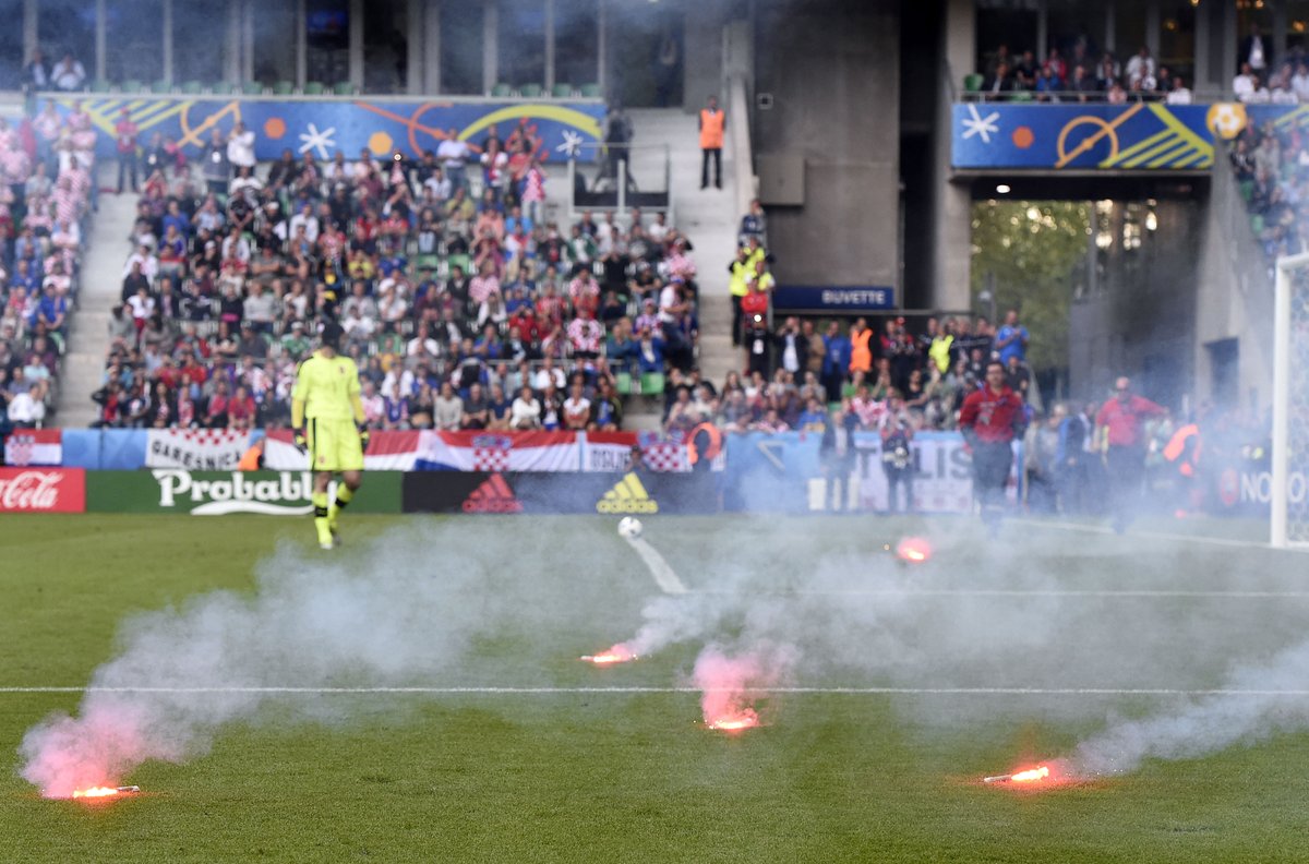 動画 画像 これは酷い クロアチア協会に対立するクロアチアサポが大量の発煙筒や爆竹を投げ込み試合を中断 ガゼッタ蹴球