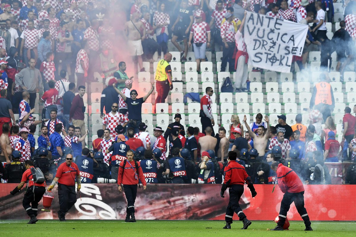 動画 画像 これは酷い クロアチア協会に対立するクロアチアサポが大量の発煙筒や爆竹を投げ込み試合を中断 ガゼッタ蹴球