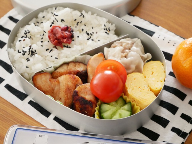 ぶりの塩焼きのお弁当と 嬉しい梅干し Kana Kitchen