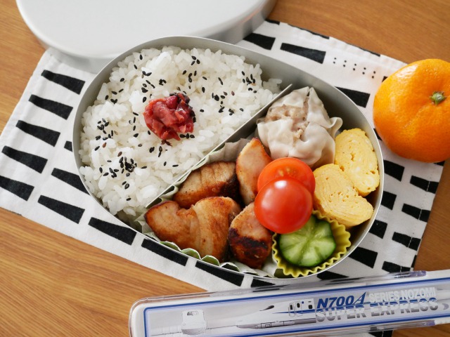 ぶりの塩焼きのお弁当と 嬉しい梅干し Kana Kitchen ぶりの塩焼きのお弁当と 嬉しい梅干し Kana Kitchen