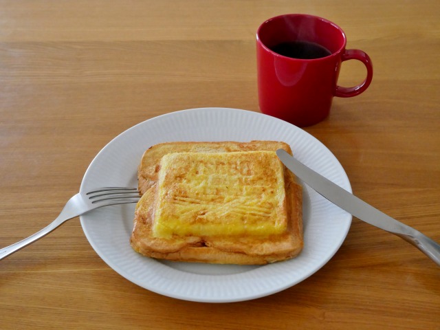 ホットサンドメーカーで甘くないフレンチトースト Kana Kitchen ホットサンドメーカーで甘くないフレンチトースト Kana Kitchen