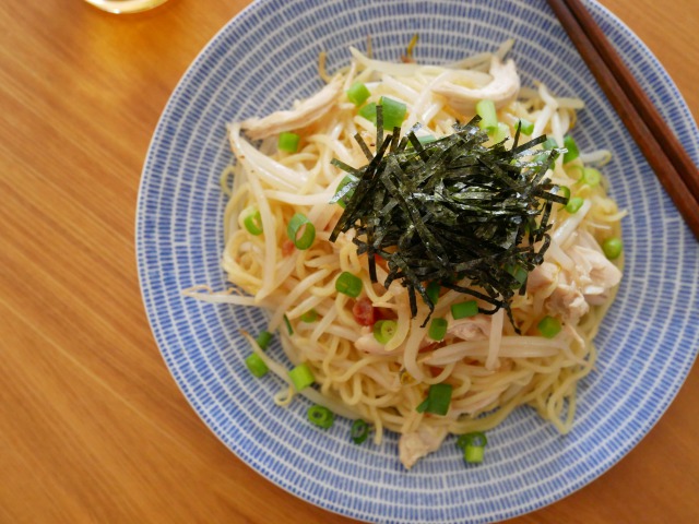 マルちゃん焼そば 塩 のアレンジ 茹で鶏の和風梅焼そば Kana Kitchen マルちゃん焼そば 塩 のアレンジ 茹で鶏の和風梅焼そば Kana Kitchen