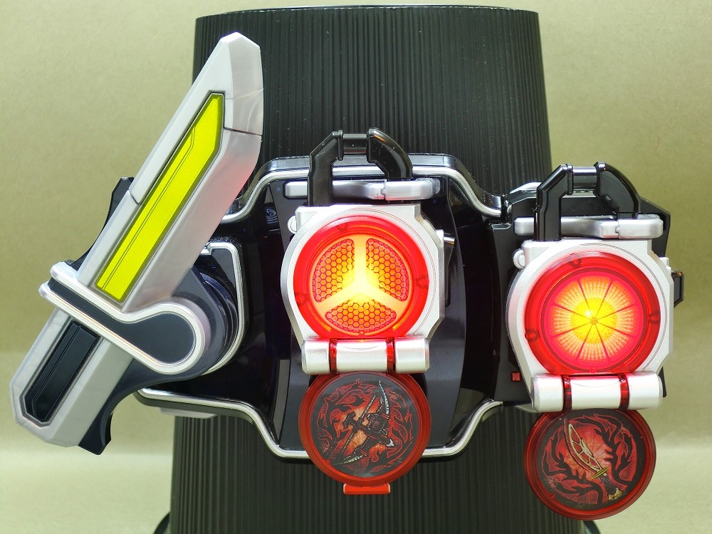 バンダイ DXセイヴァーアロー&ザクロロックシード レビュー