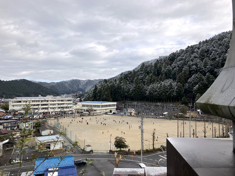 積雪鎮守山から
