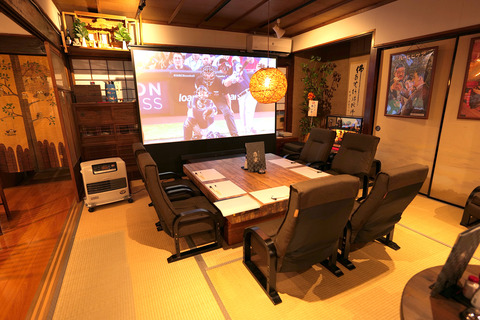 居酒屋スクリーン前